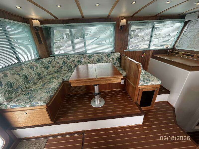 37' Great Harbour salon port