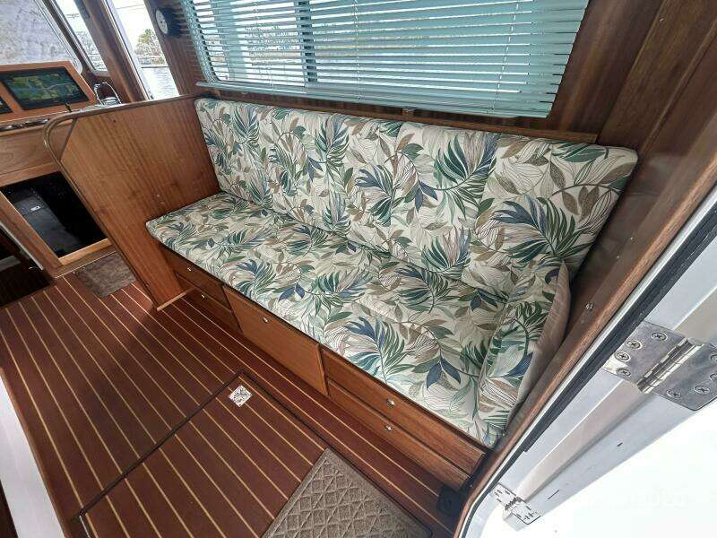 37' Great Harbour salon starboard seating1