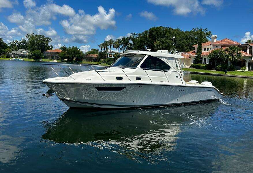 Pursuit OS 325 - Exterior