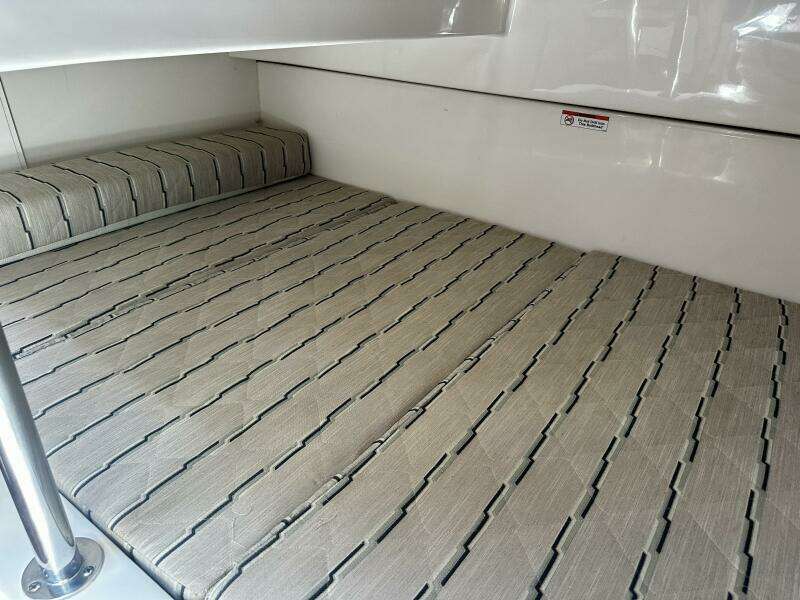 Pursuit OS 325 - Interior