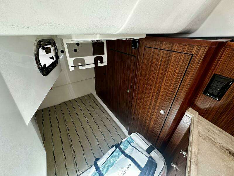 Pursuit OS 325 - Interior