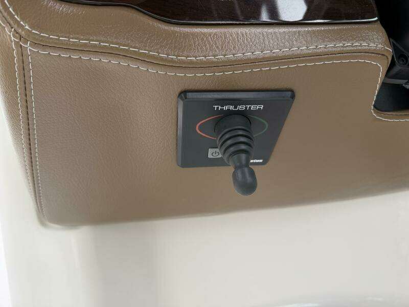 2016 Chaparral 264 Sunsesta