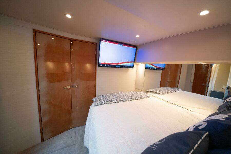 2005 Viking 52 Convertible "Aquaholic"