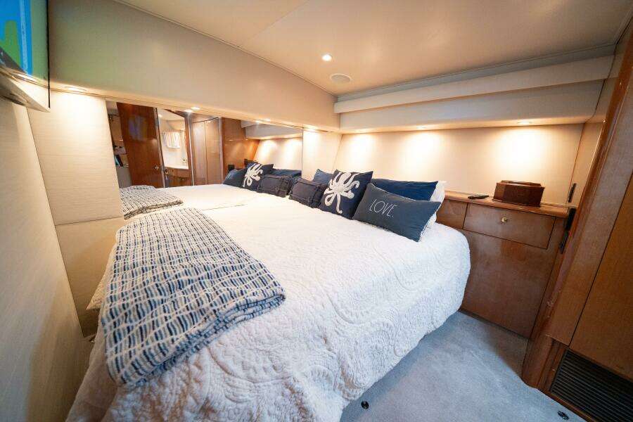 2005 Viking 52 Convertible "Aquaholic"