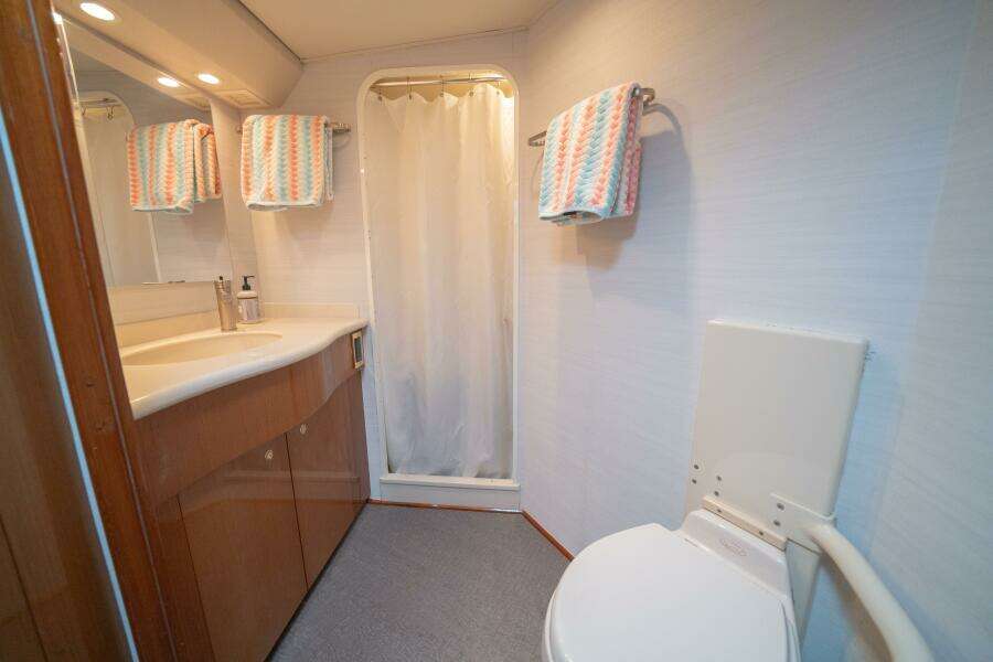 2005 Viking 52 Convertible "Aquaholic"