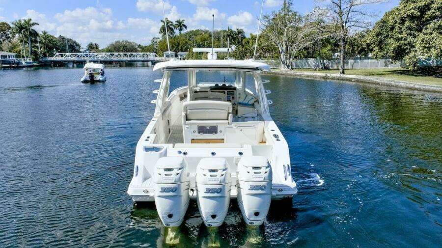 2019 Boston Whaler 350 Realm