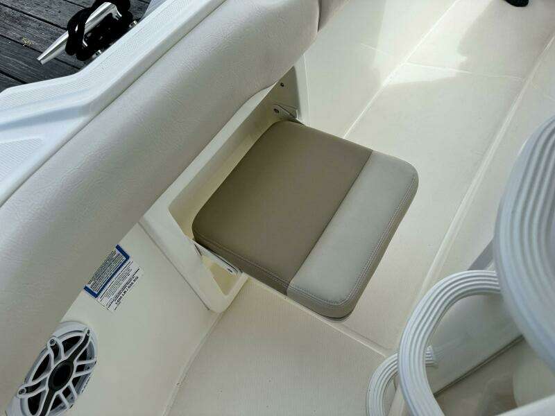 Boston Whaler 33 BOTTOMS UP - Aft Seating