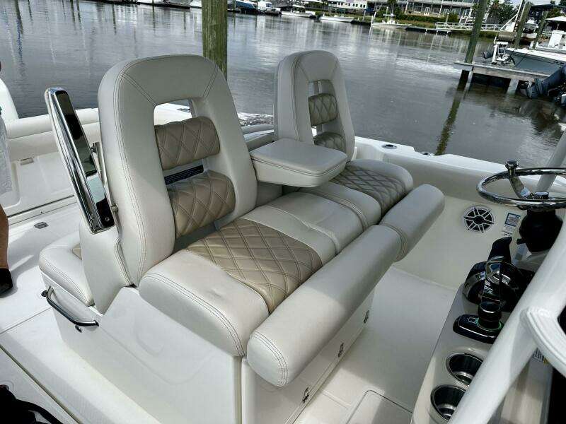 Boston Whaler 33 BOTTOMS UP - Helm