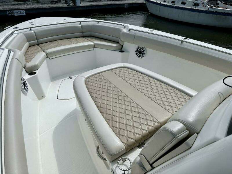 Boston Whaler 33 BOTTOMS UP -  Bow Seating  
