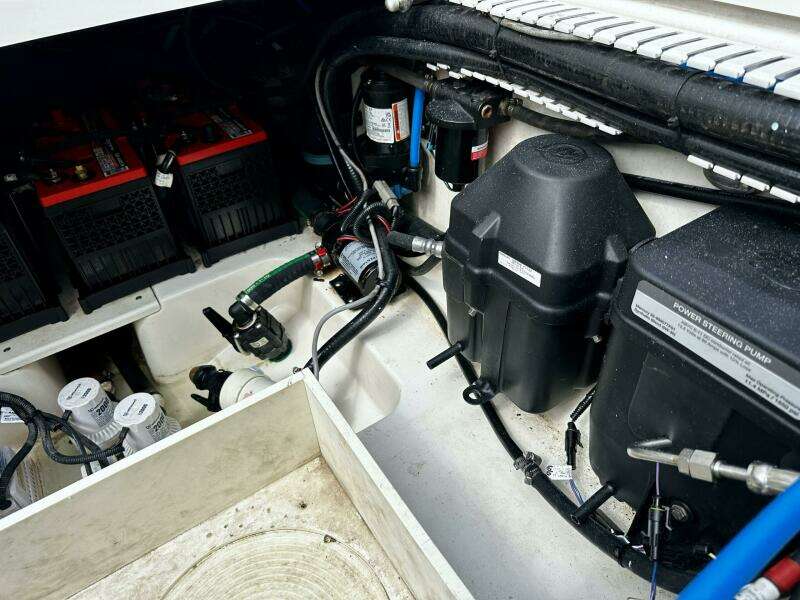 Boston Whaler 33 BOTTOMS UP - Cockpit Access