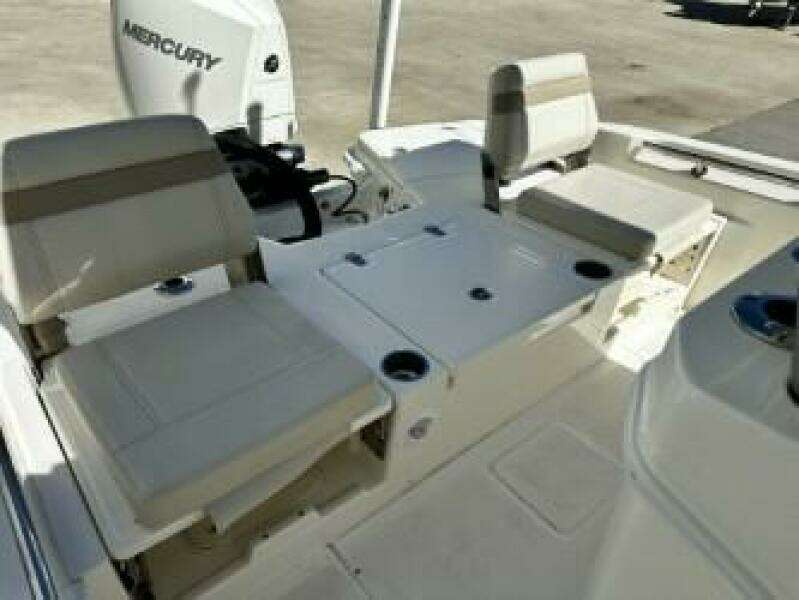 Boston Whaler 250 Dauntless - Aft