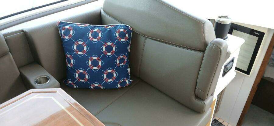 2014 Cruisers Yachts 