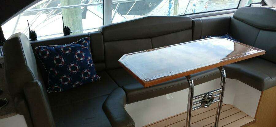 2014 Cruisers Yachts 