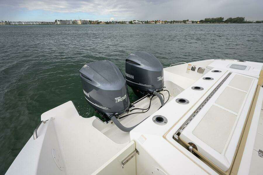 Pursuit 32 - Engines