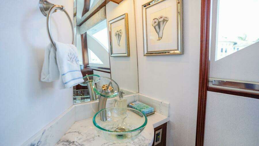 2004 Lazzara Yachts 80 SL