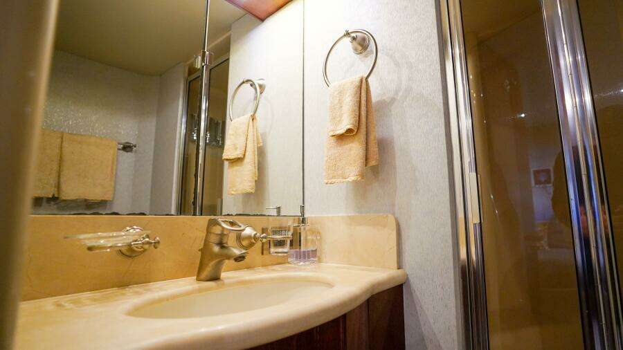 2004 Lazzara Yachts 80 SL