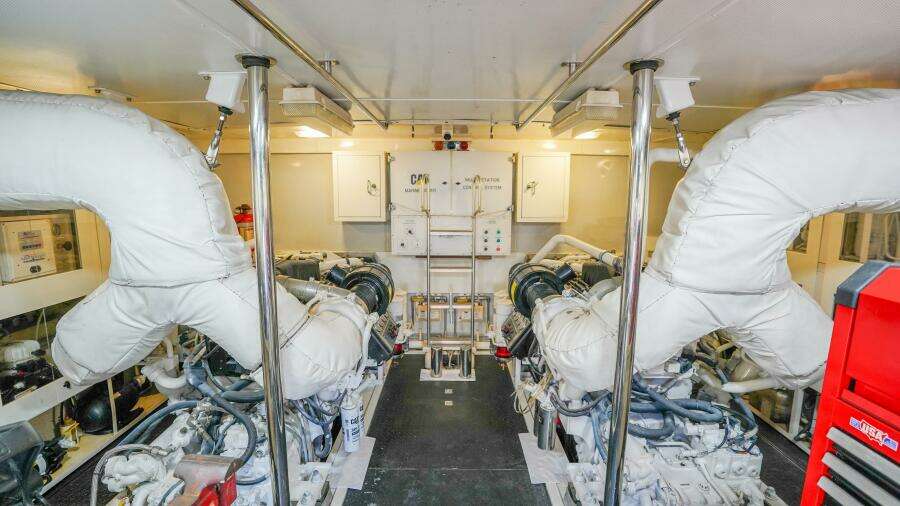 2004 Lazzara Yachts 80 SL