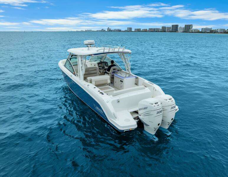 2018 Boston Whaler 320 Vantage