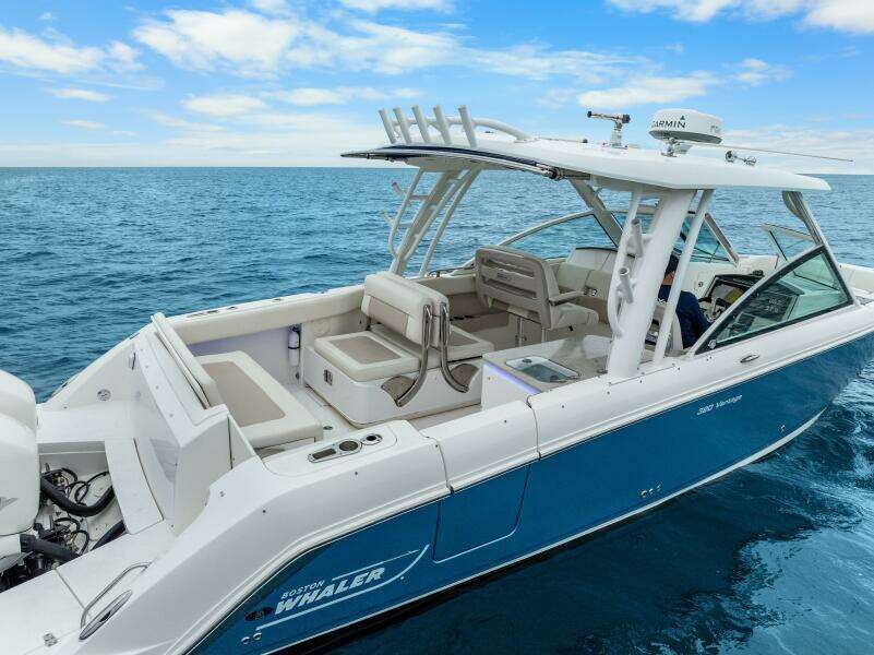 2018 Boston Whaler 320 Vantage
