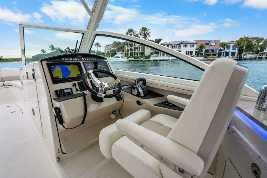 2018 Boston Whaler 320 Vantage