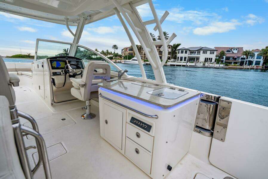 2018 Boston Whaler 320 Vantage