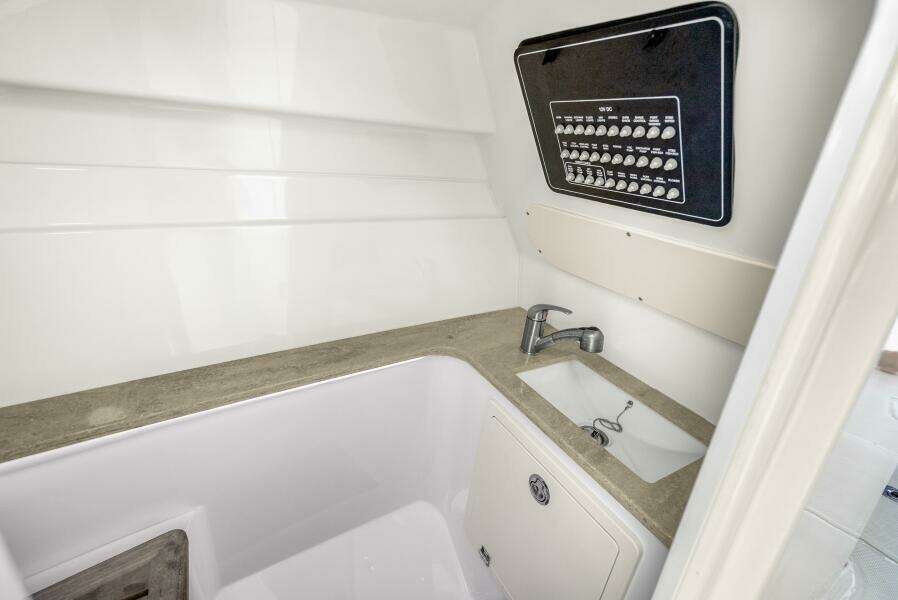 2018 Boston Whaler 320 Vantage