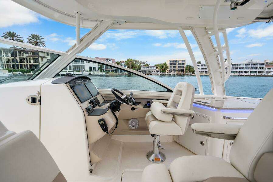 2018 Boston Whaler 320 Vantage