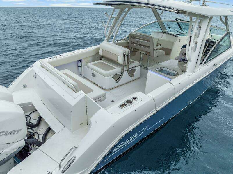 2018 Boston Whaler 320 Vantage
