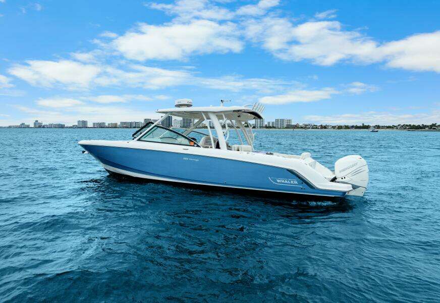 2018 Boston Whaler 320 Vantage