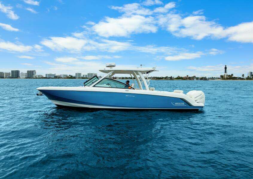 2018 Boston Whaler 320 Vantage