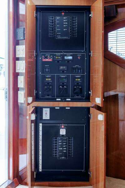 2005 Hatteras 50 Convertible