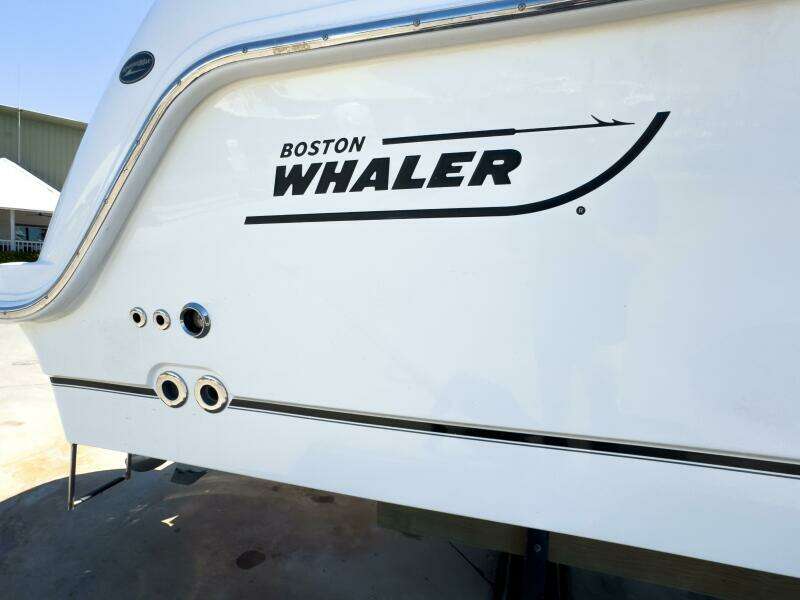 2018 Boston Whaler 315 Conquest