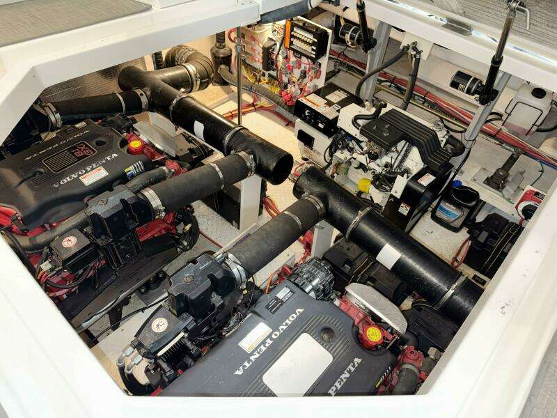 2005 Cruisers Yachts 420 Express