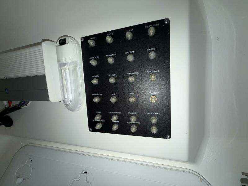 2016 Everglades 230 Center Console