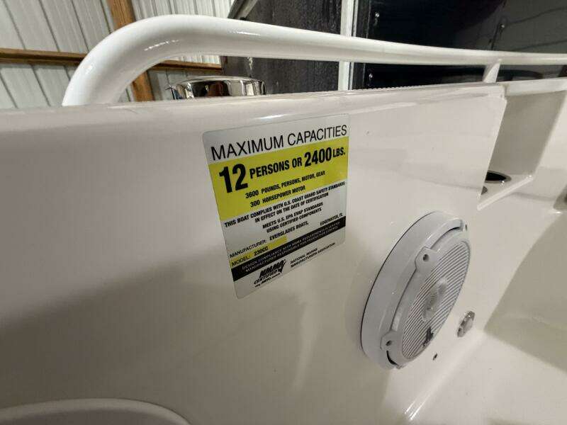 2016 Everglades 230 Center Console