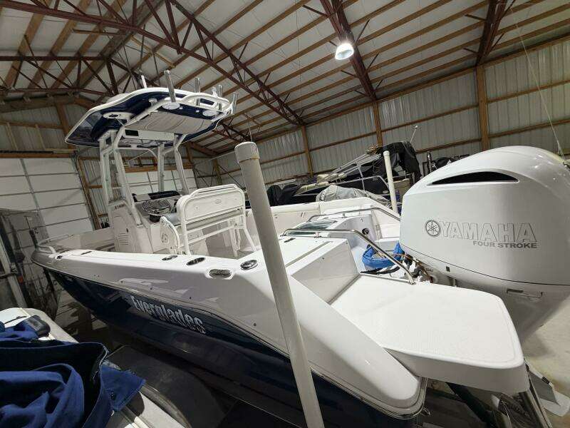 2016 Everglades 230 Center Console