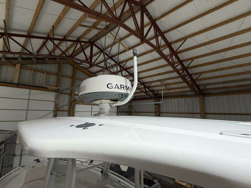 2016 Everglades 230 Center Console