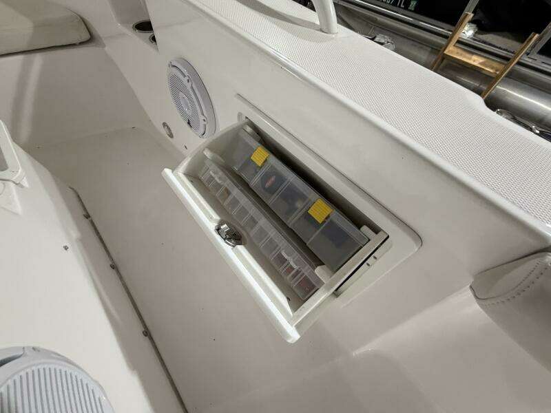 2016 Everglades 230 Center Console