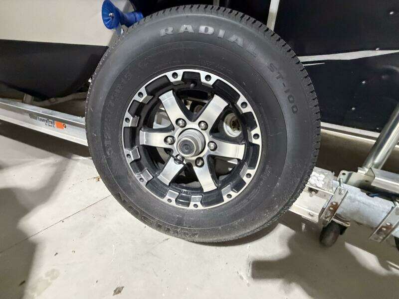 2016 Everglades 230 Center Console