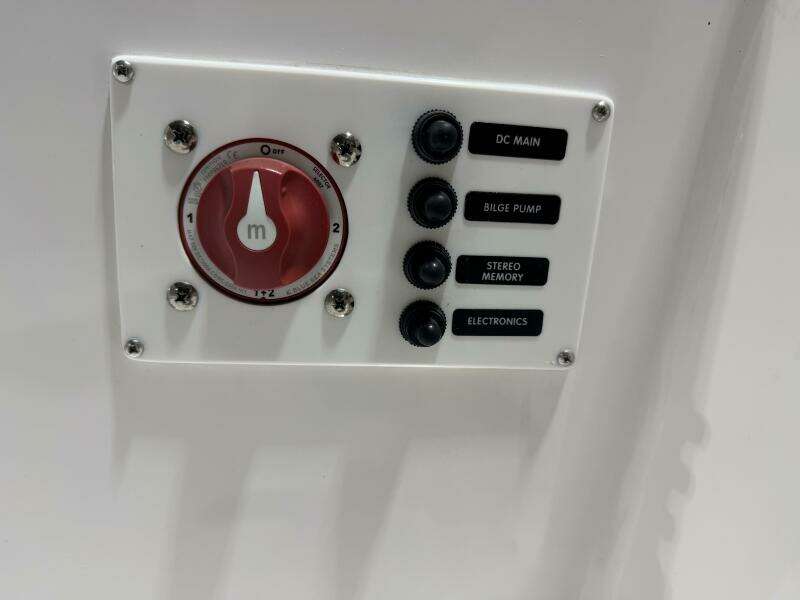 2016 Everglades 230 Center Console