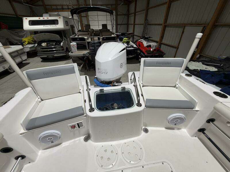 2016 Everglades 230 Center Console