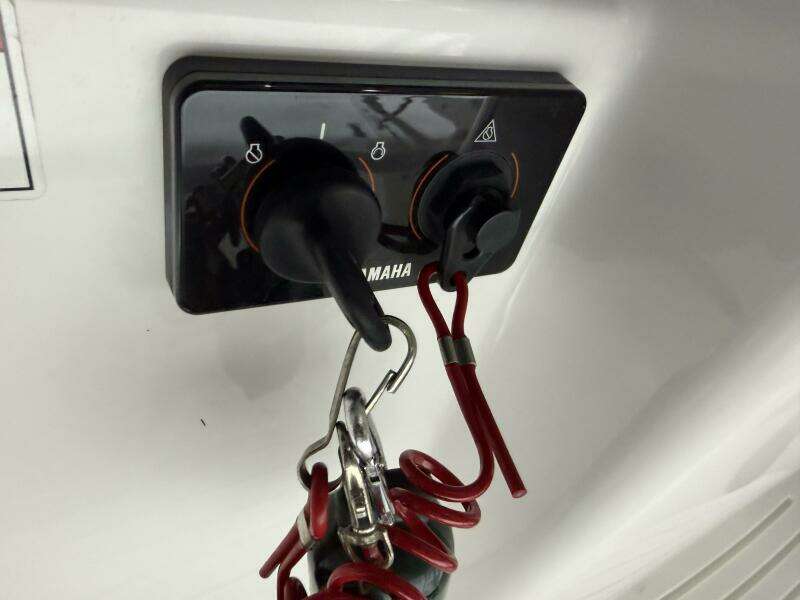 2016 Everglades 230 Center Console