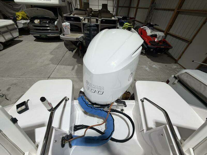 2016 Everglades 230 Center Console