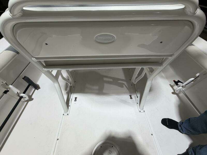 2016 Everglades 230 Center Console