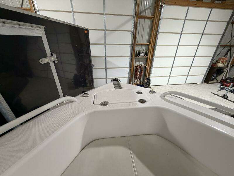 2016 Everglades 230 Center Console