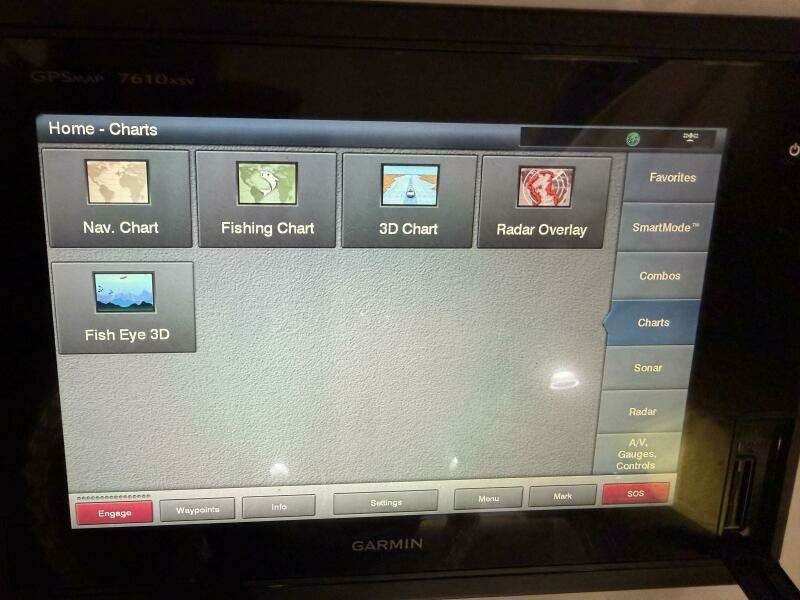 2016 Everglades 230 Center Console