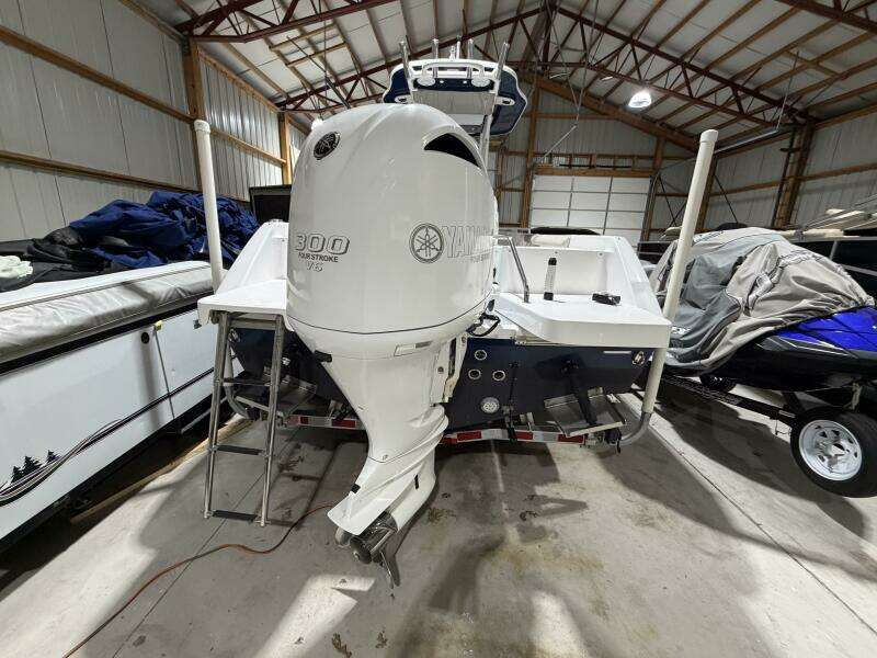 2016 Everglades 230 Center Console