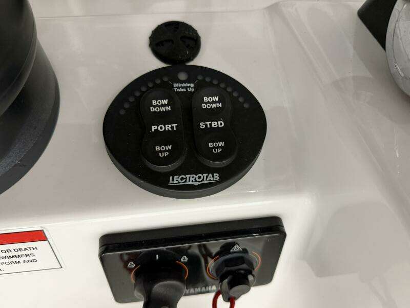 2016 Everglades 230 Center Console