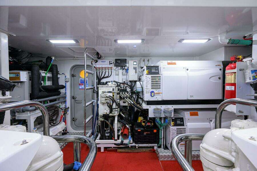 Princess Y78 - Janie II - Engine Room