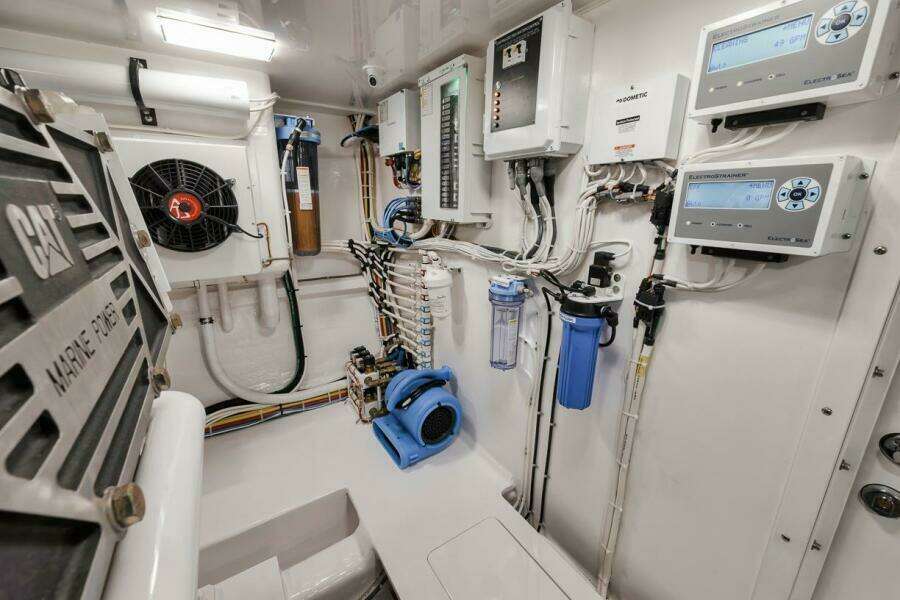 Viking 72 Skybridge - Chelsea -Engine Room